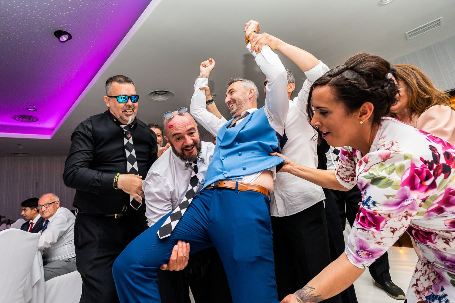 Novio disfrutar de fiesta de su boda con los invitados