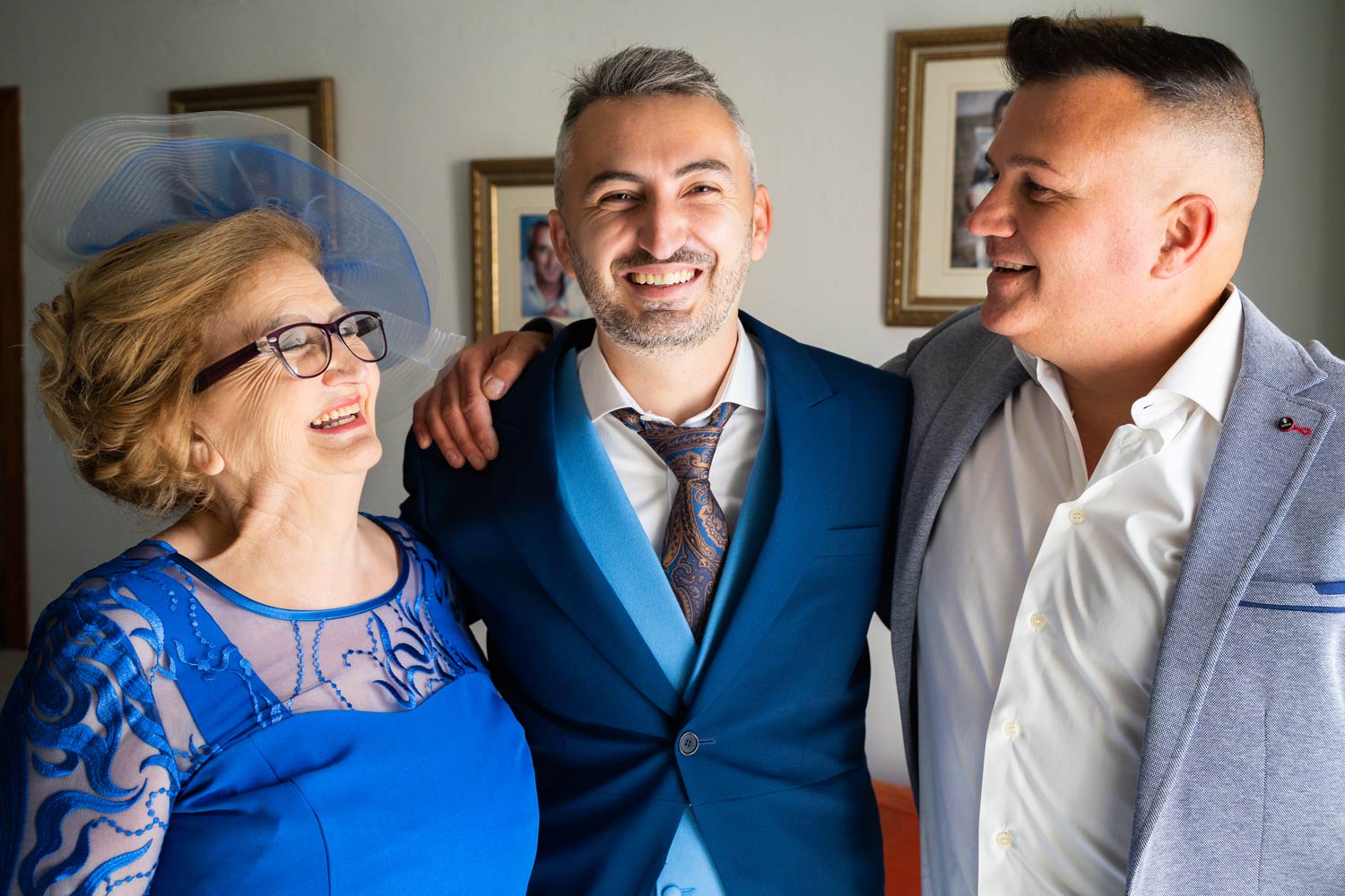 Foto de familia durante una boda en Estepona, Málaga