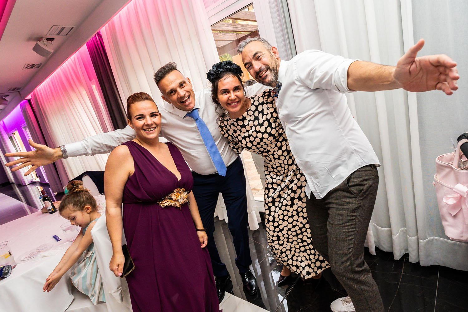 Foto de grupo durante la fiesta de una boda en el Hotel Elba