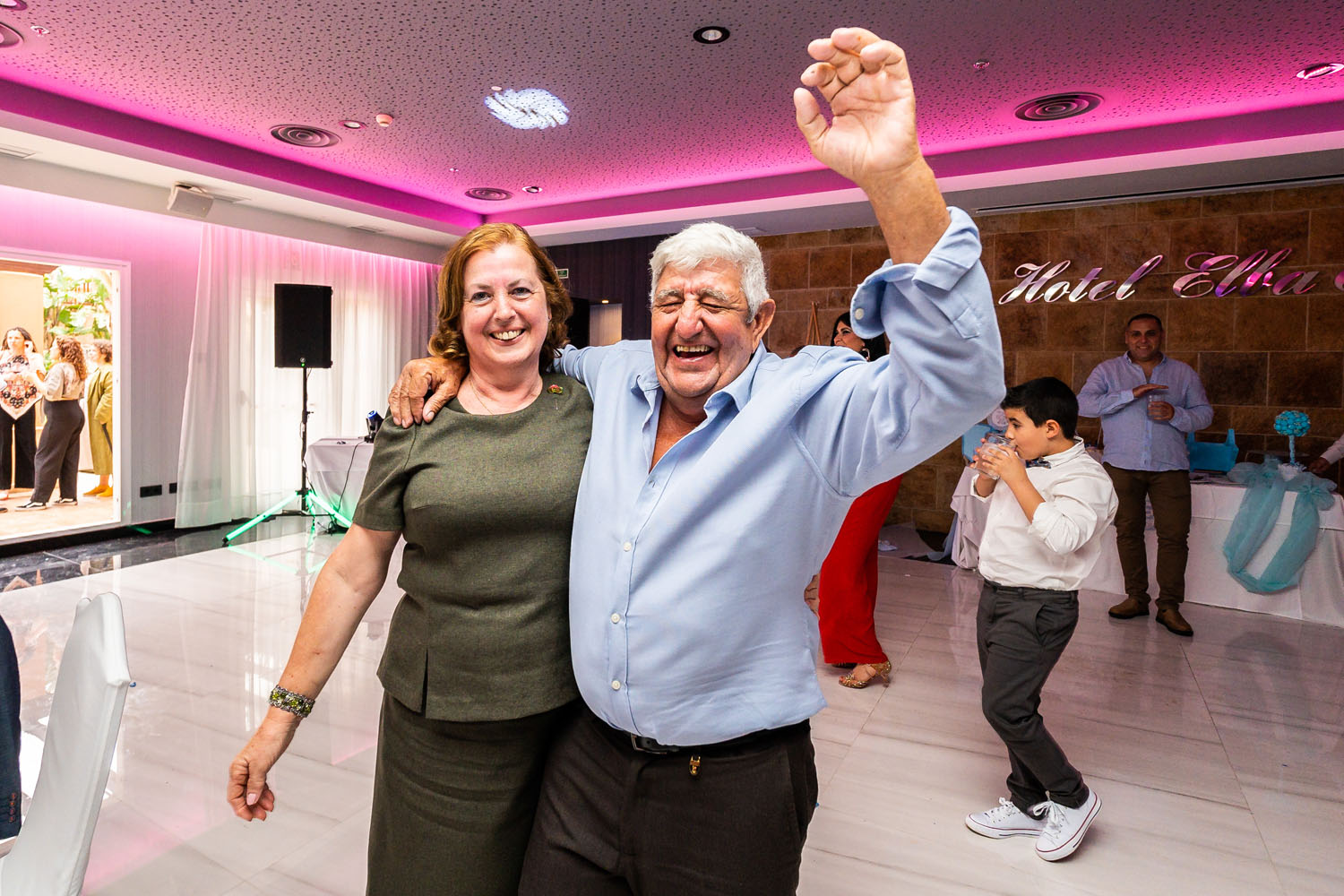 Invitados se hacen foto durante la fiesta de una boda en el Hotel Elba Estepona