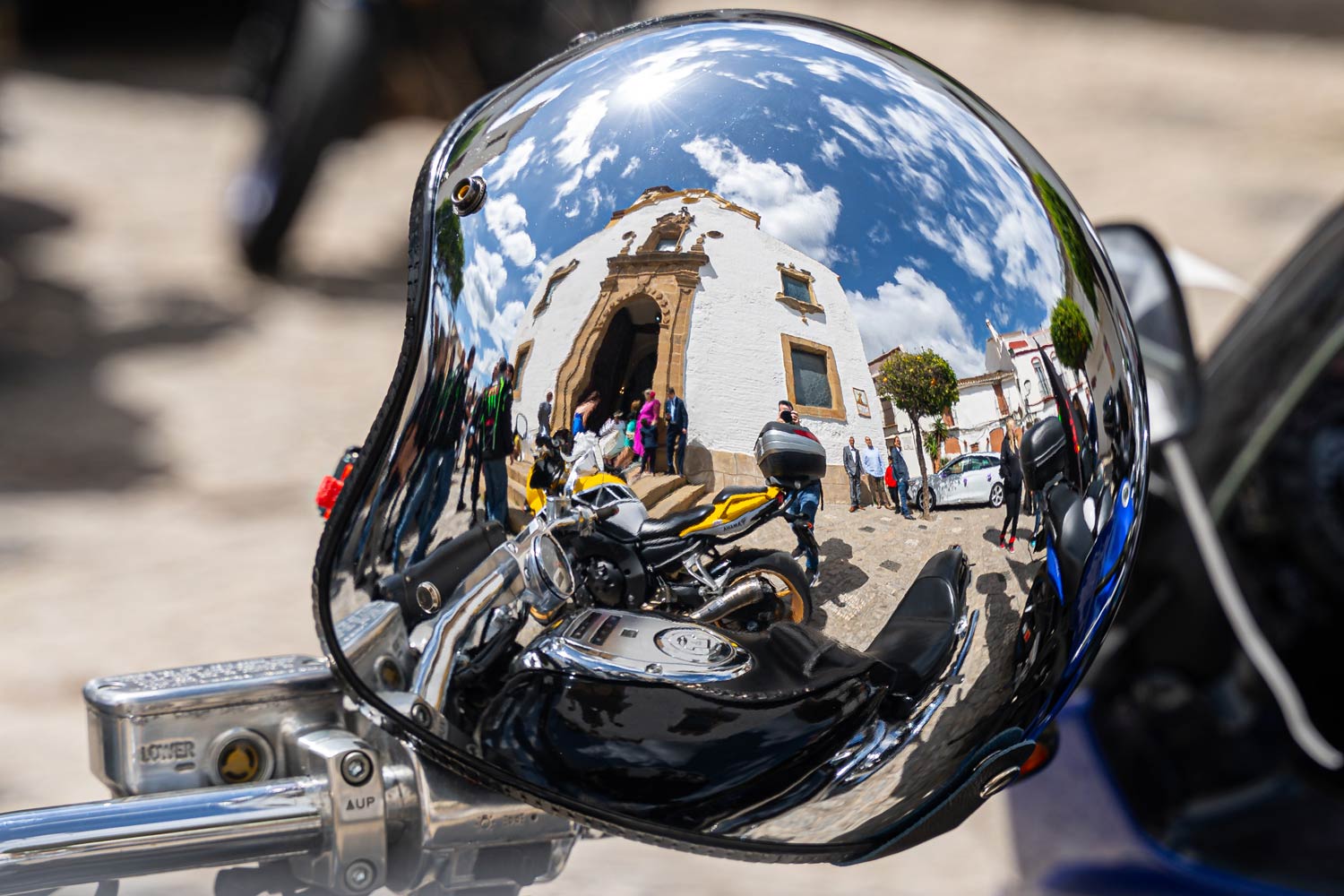 Reflejo en un casco de fotógrafo de bodas en Málaga