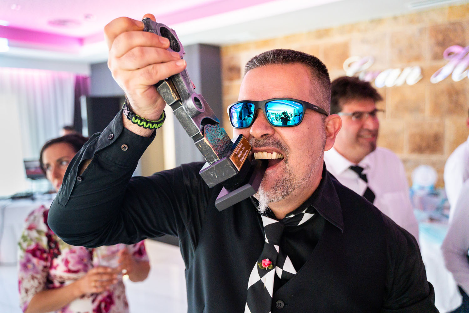 Invitado recibe trofeo en una boda en Gran Hotel Elba Estepona