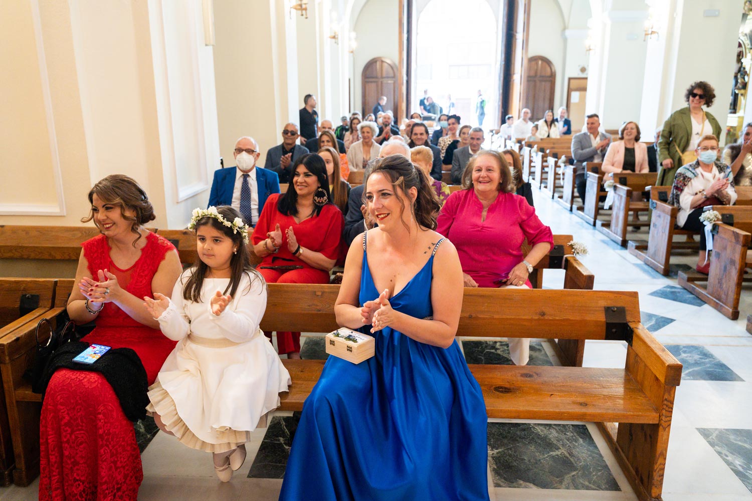 Invitados aplauden en una boda en la Iglesia de los Remedios