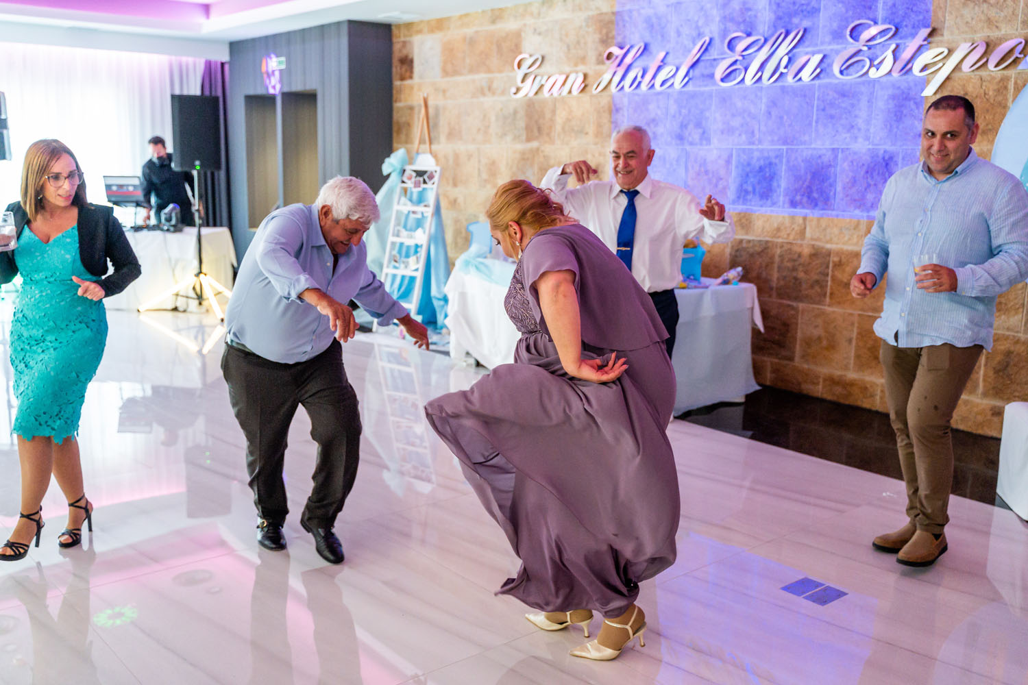 Invitados bailando en una boda en Hotel Elba Estepona