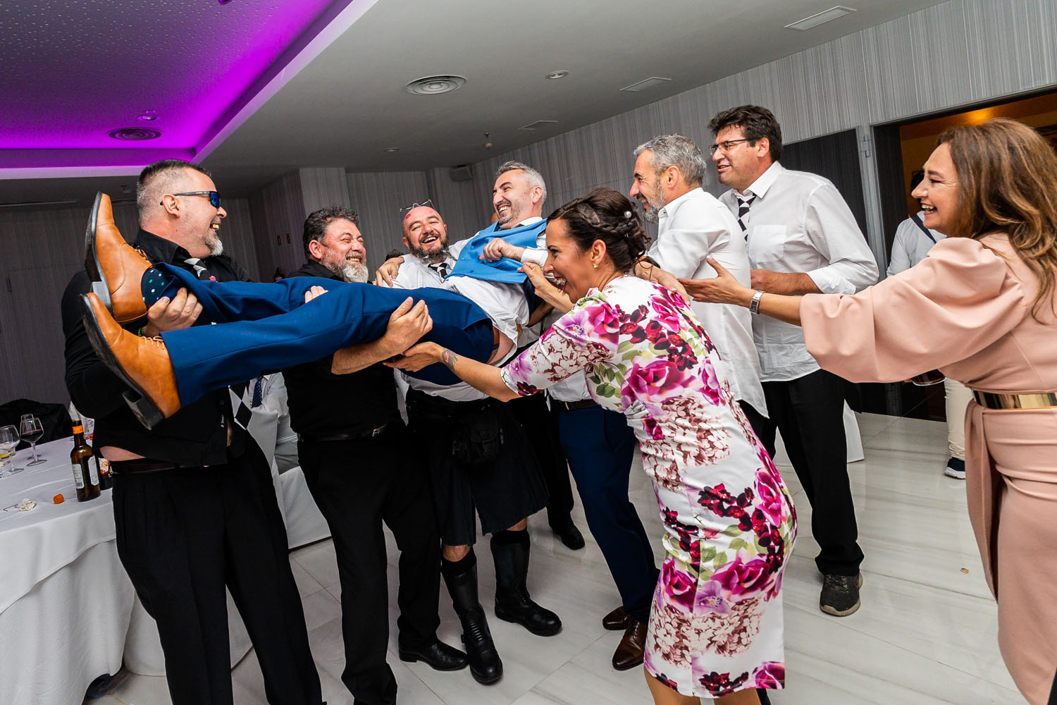 Manteo al novio en una boda en Málaga