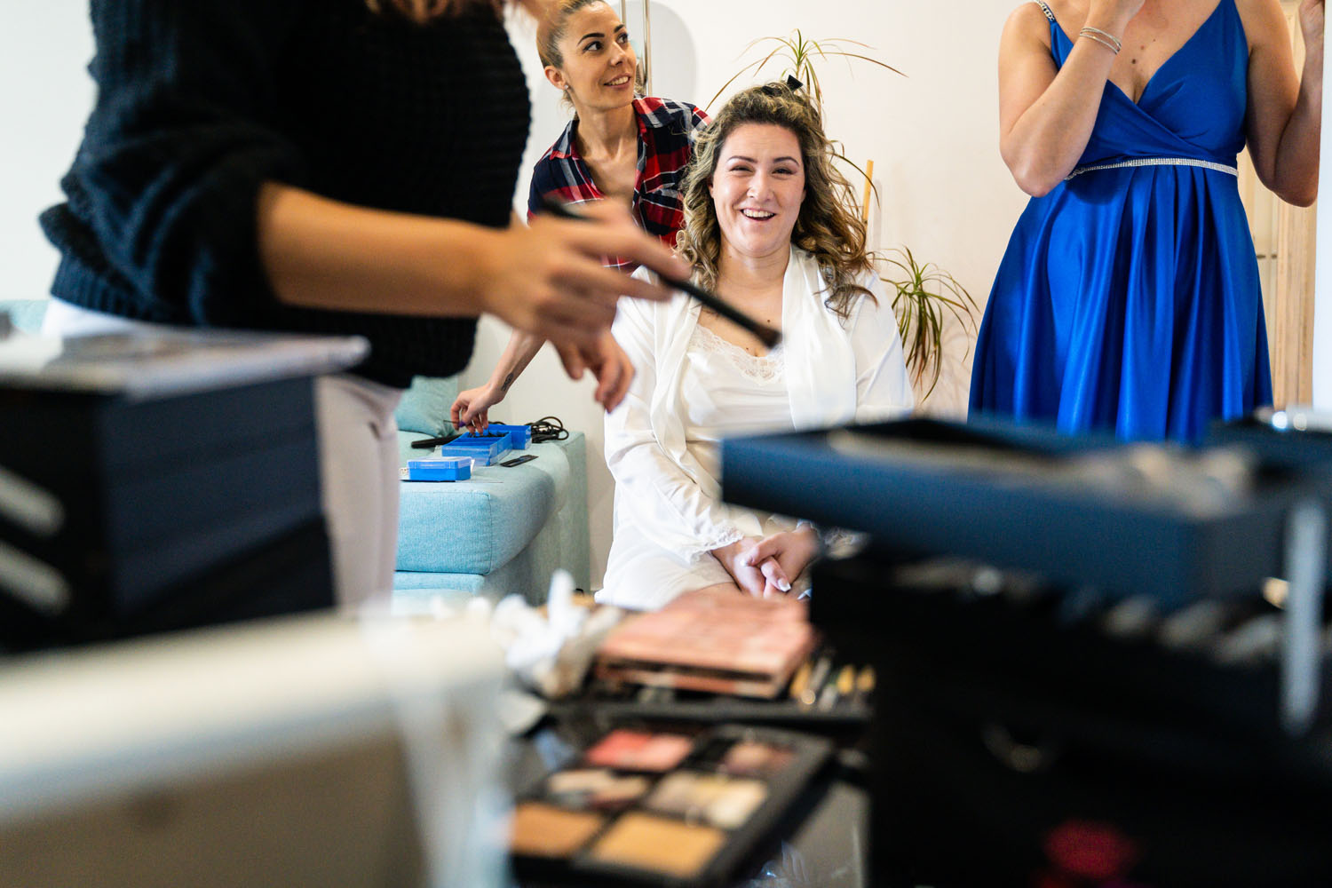 Novia recibe su maquillaje en su boda en Estepona