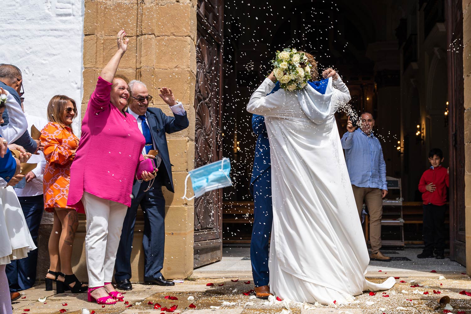 Mascarilla volando en una boda en Málaga