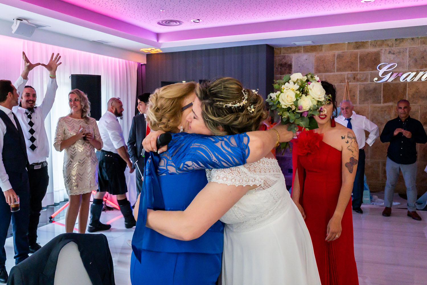 Momento emotivo en una boda en Estepona, Málaga