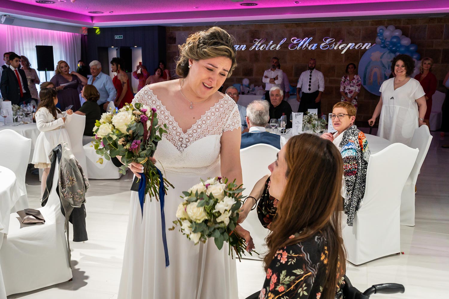Momento emotivo en una boda en Estepona, Málaga