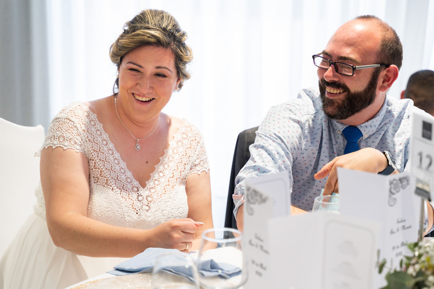 Novia ríe con vintado en su boda