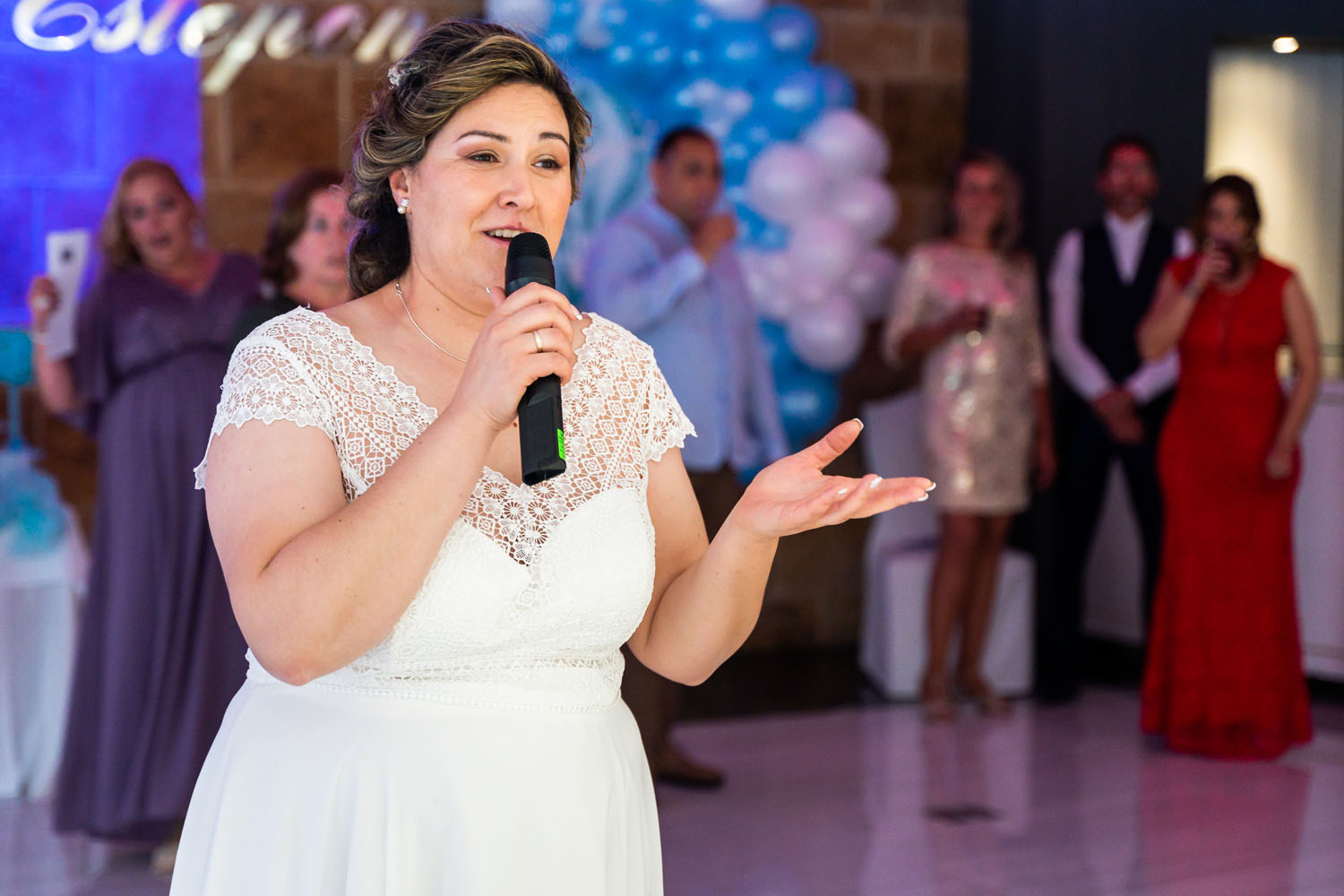Novia habla por micrófono en su boda en Hotel Elba Estepona