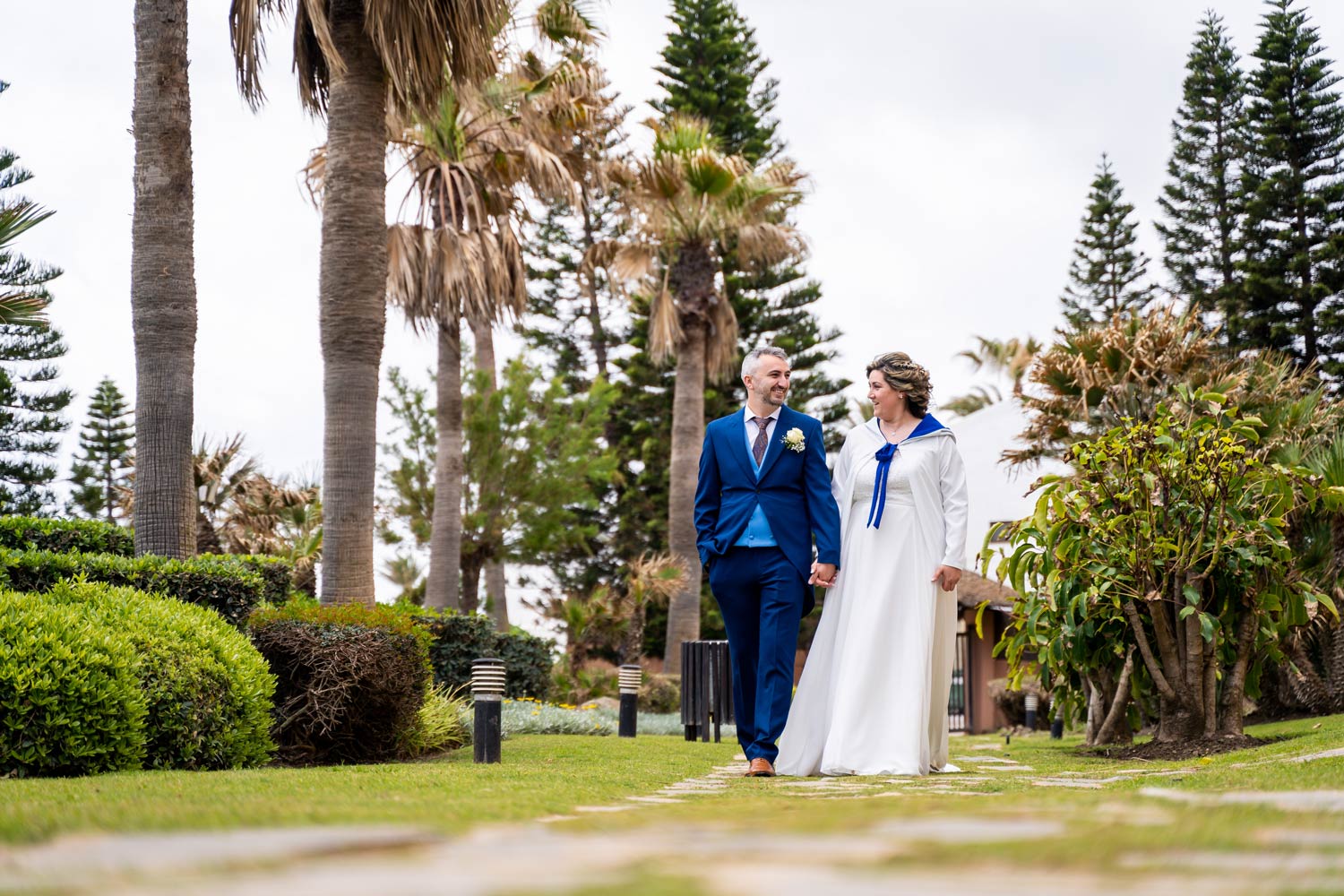 Foto de novios caminando en Hotel Elba Estepona