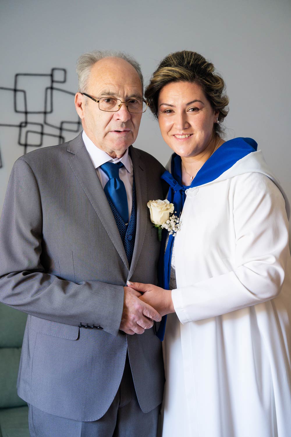 Novia posa con su padre para una foto de familia