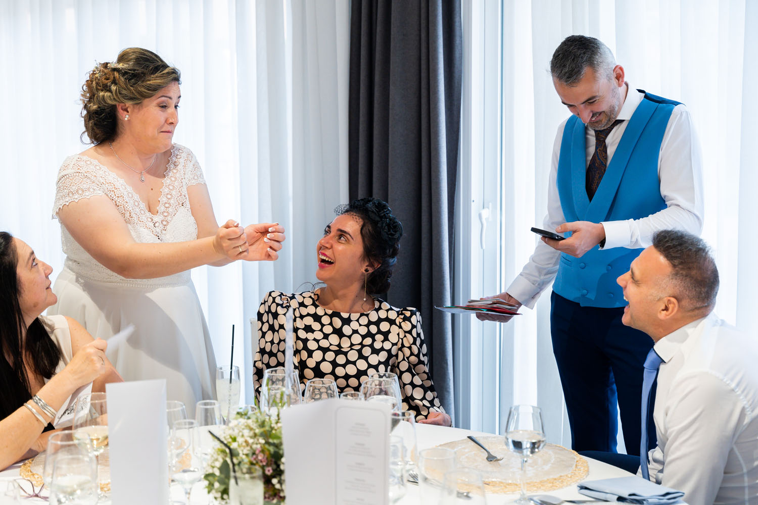 Novios dan un paseo por las mesas en su boda en Hotel Elba