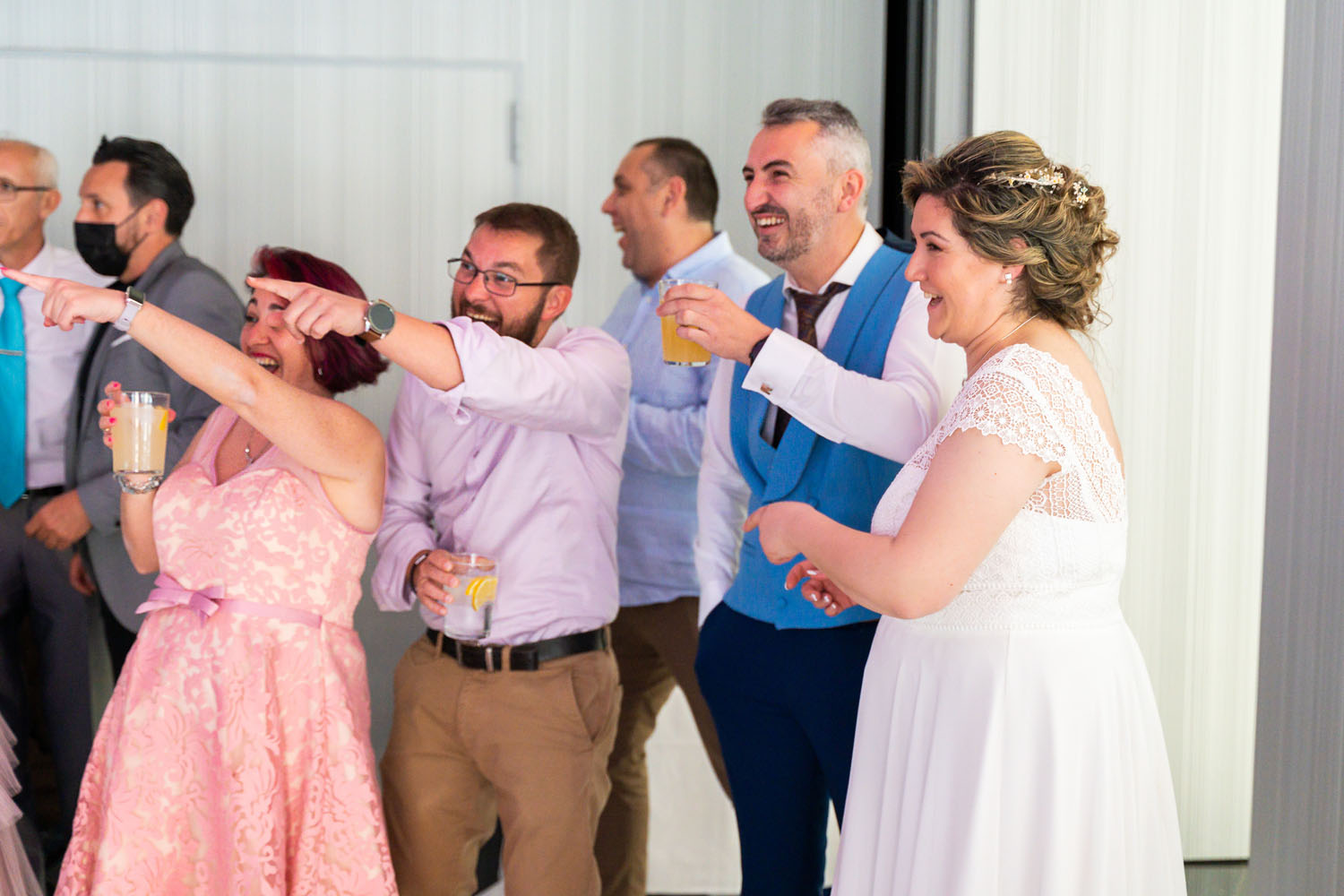 Novios e invitados reaccionan a vídeo sorpresa de boda