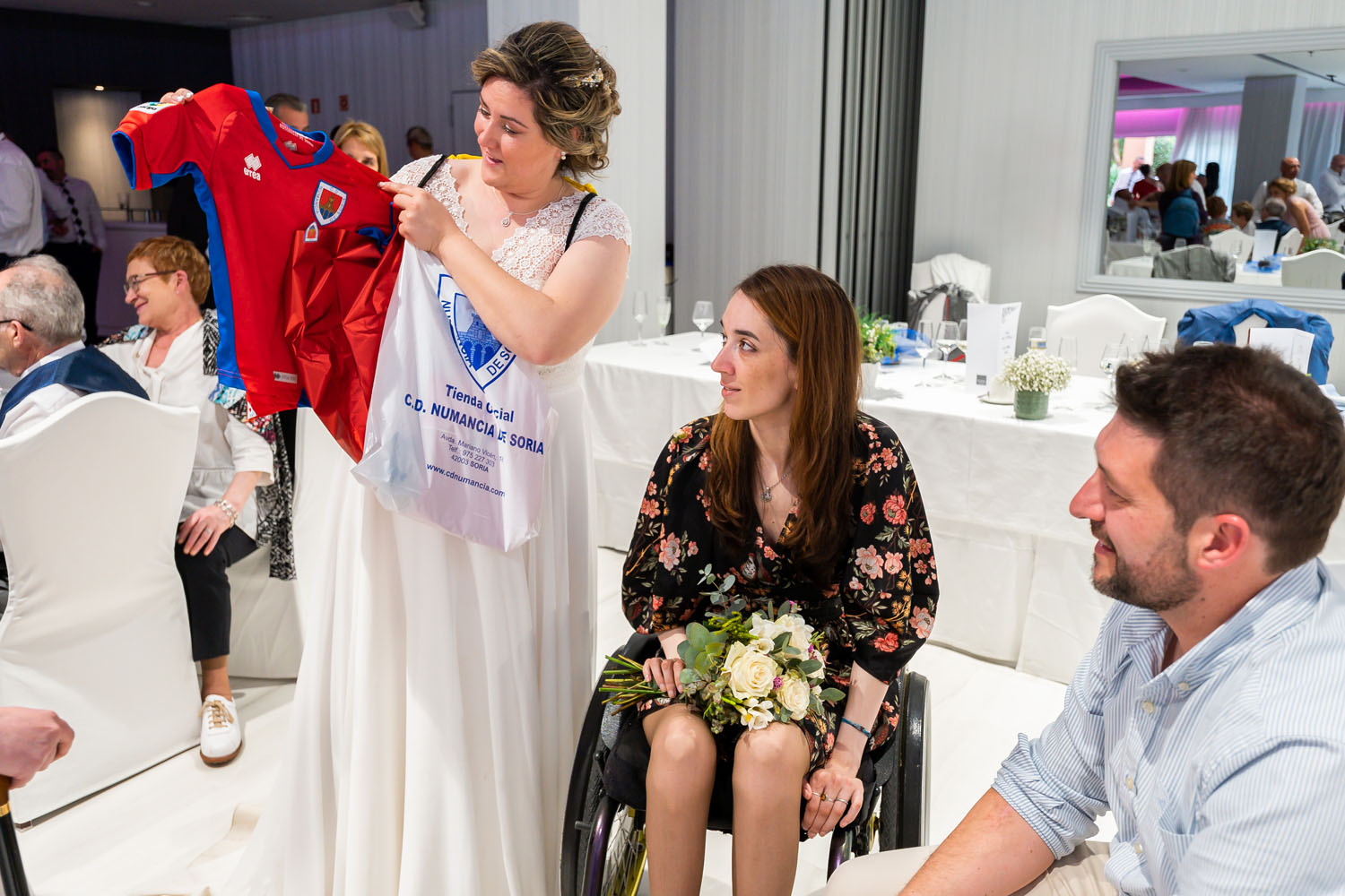Amiga hace un regalo a novia en su boda en Hotel Elba