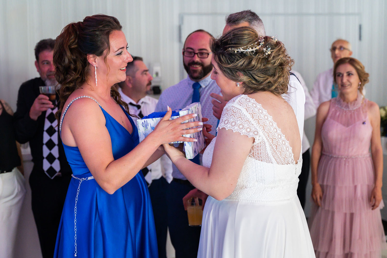 Invitada recibe regalo en una boda en Hotel Elba Estepona