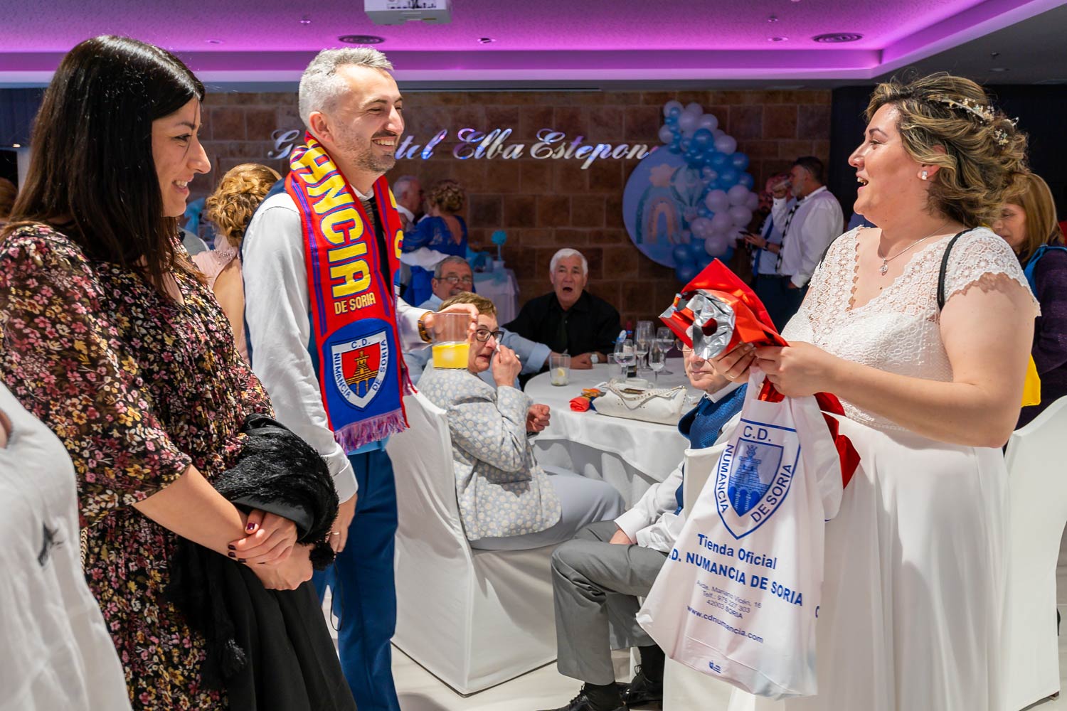 Invitados regalan a los novios en su boda en Málaga