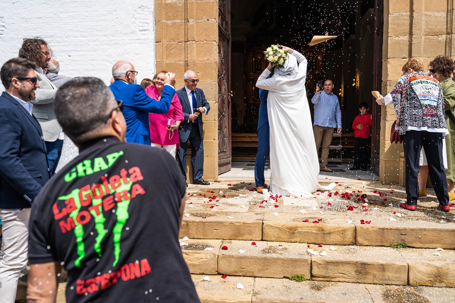 Los novios salen de su ceremonia de boda en Iglesia de los Remedios, Estepona