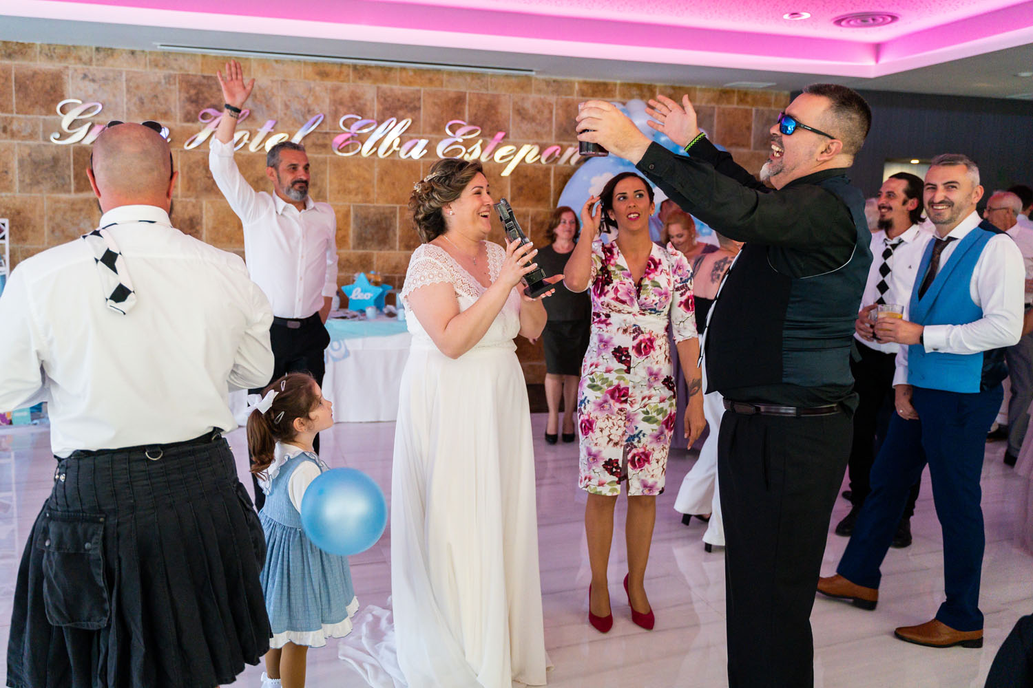 Invitados reciben un trofeo en boda en Hotel Elba Estepona