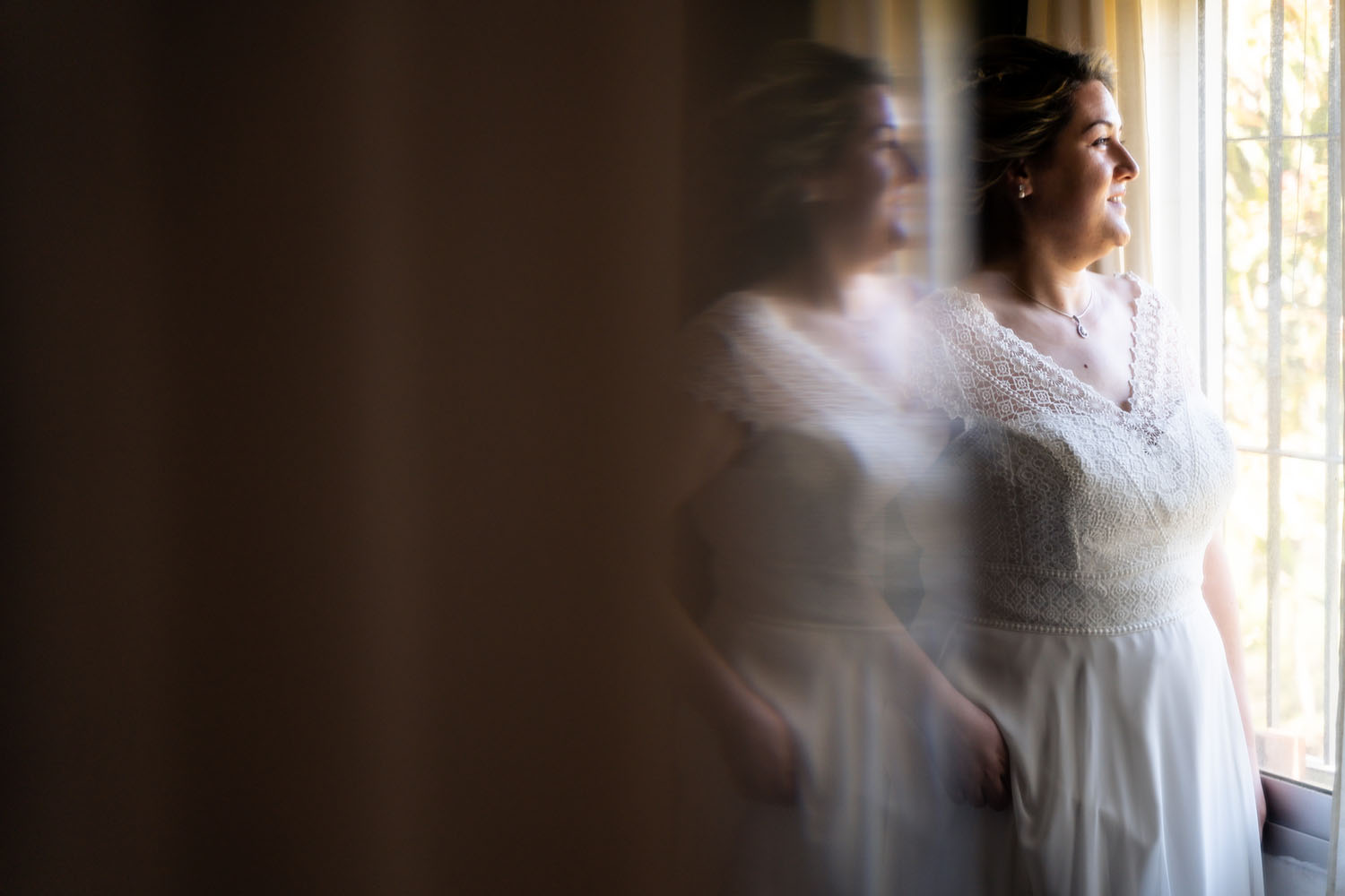 Novia luce su vestido de novia en Estepona