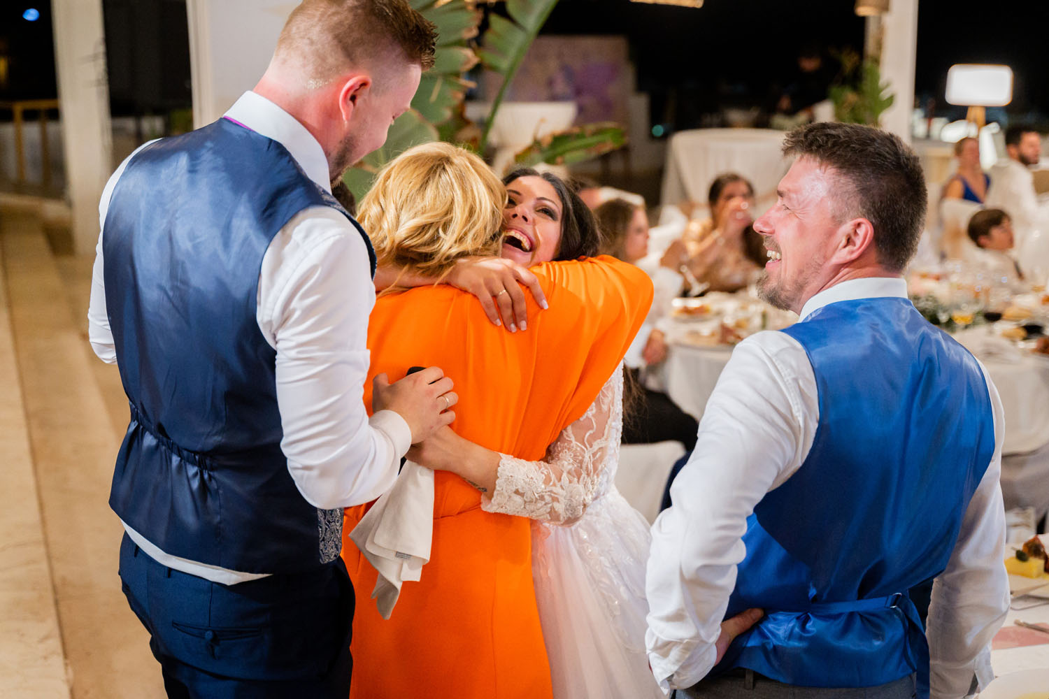 Abrazo en boda en Hotel Guadalmina