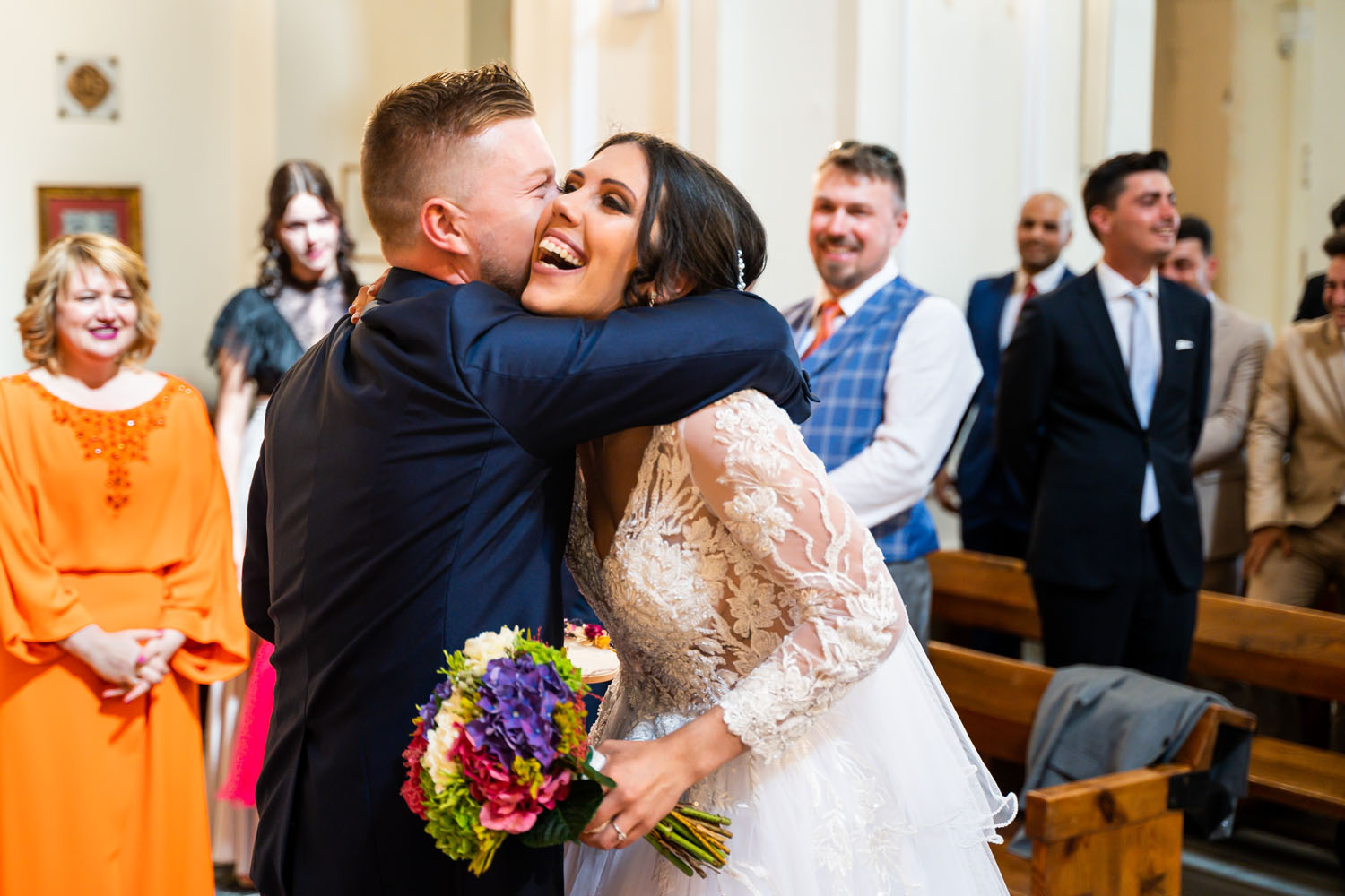 Abrazo de los novios en su boda en Iglesia de los Remedios, Estepona
