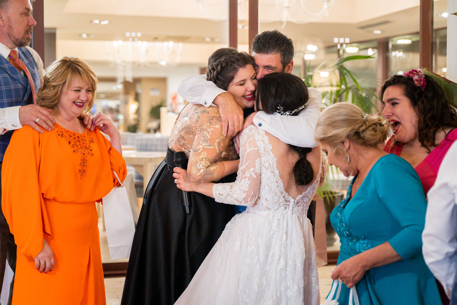 Padre abraza a novia y su hermana en su boda en Hotel Guadalmina