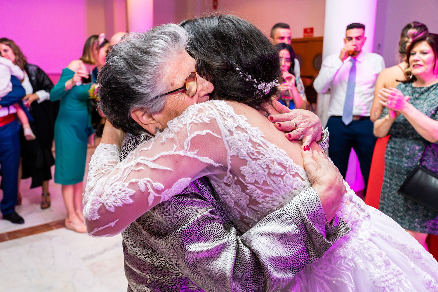 Abuela da abrazo a novia en su boda en Hotel Guadalmina