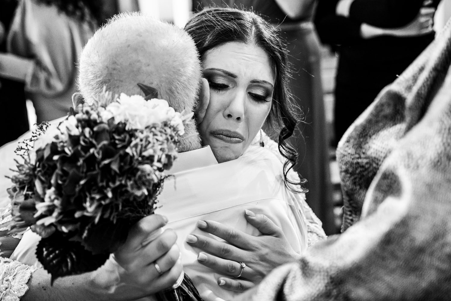 Novia abraza a su abuelo en su boda