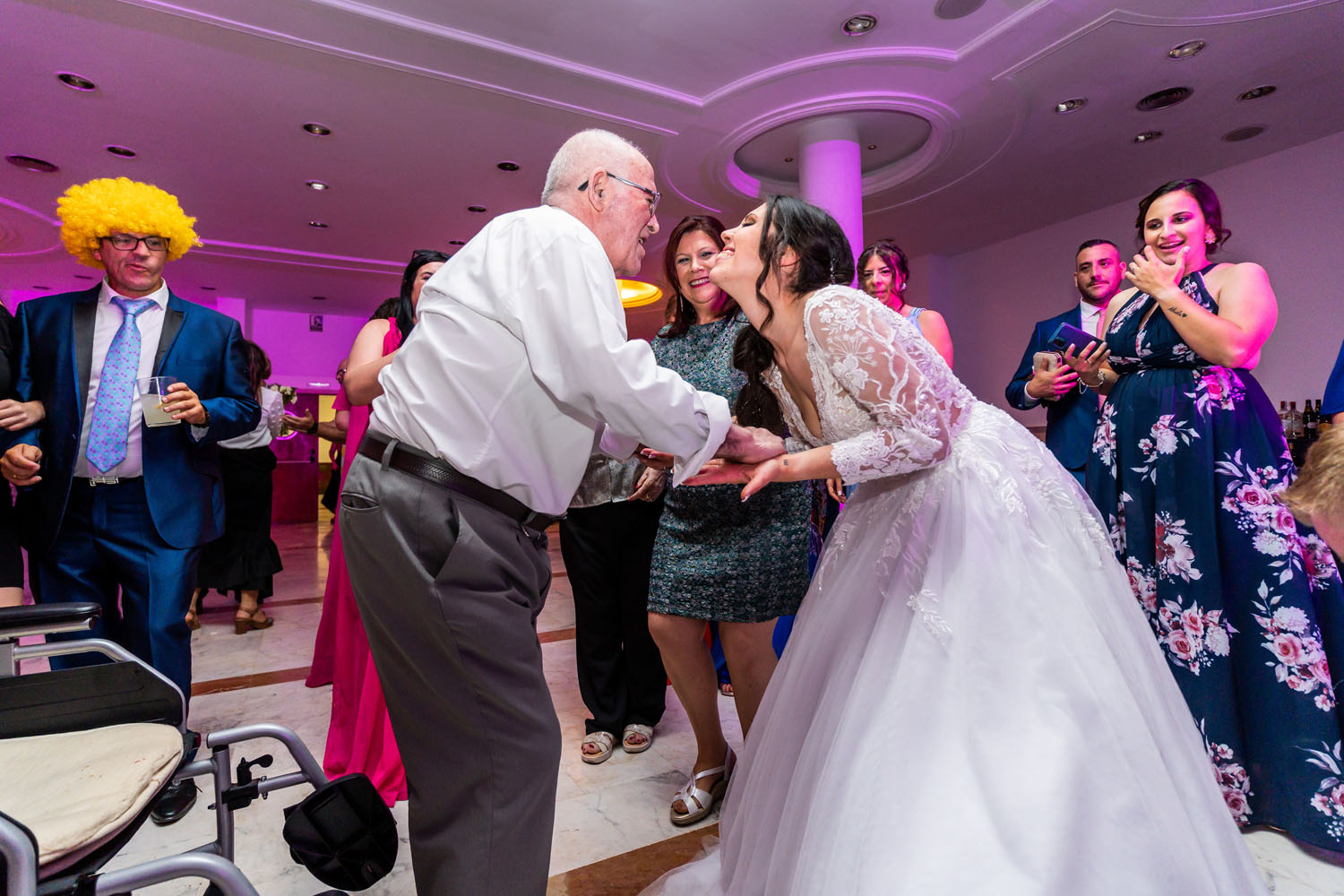 Abuelo baila con novia en su boda