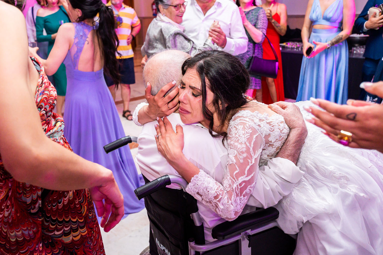 Abrazo de la novia a su abuelo en su boda