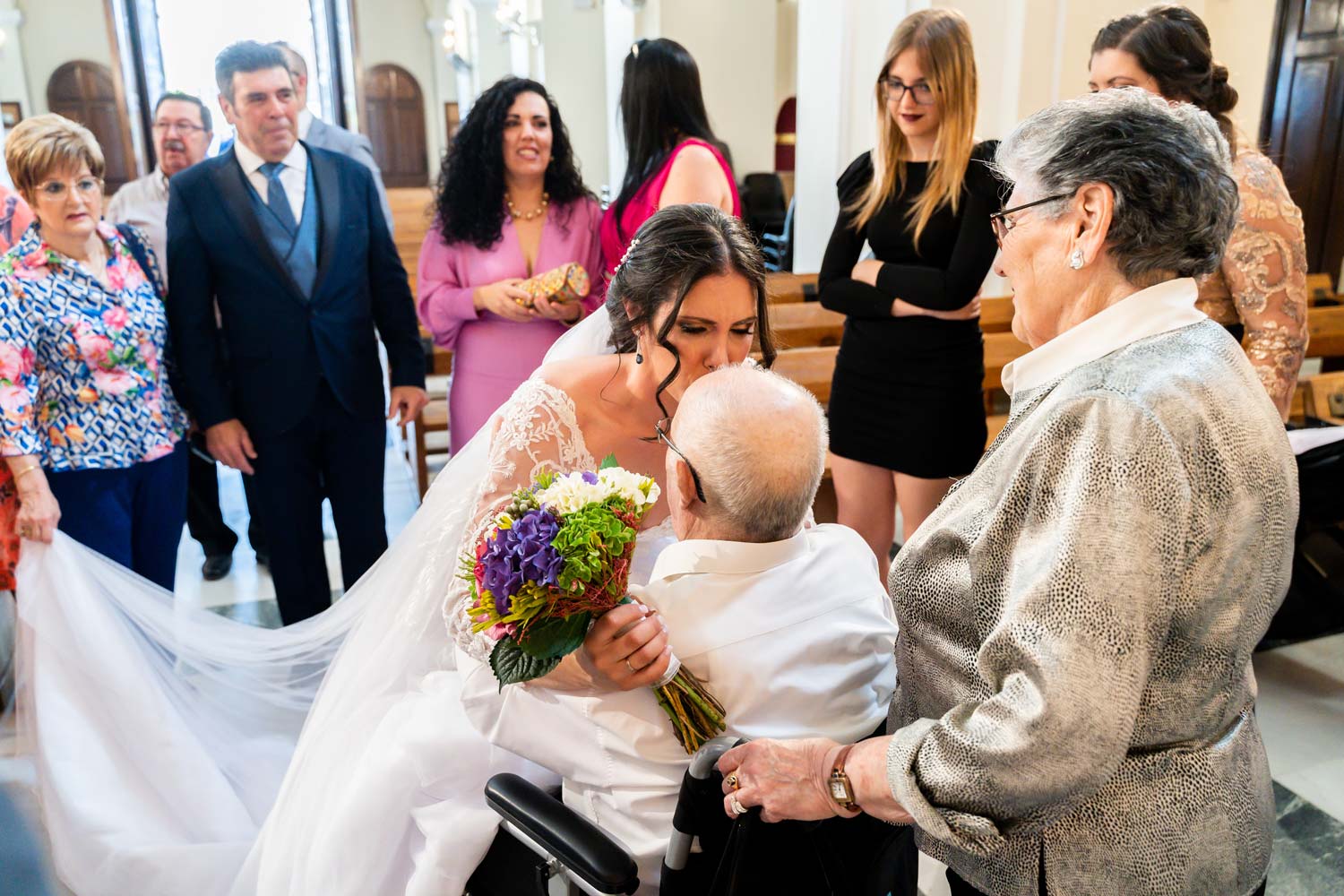 Novios con sus abuelos en su boda