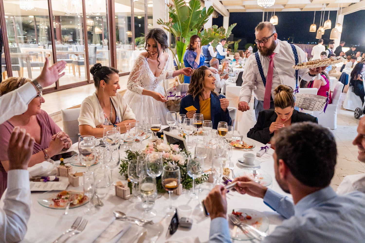 Alfileres de regalo en una boda en la provincia de Málaga