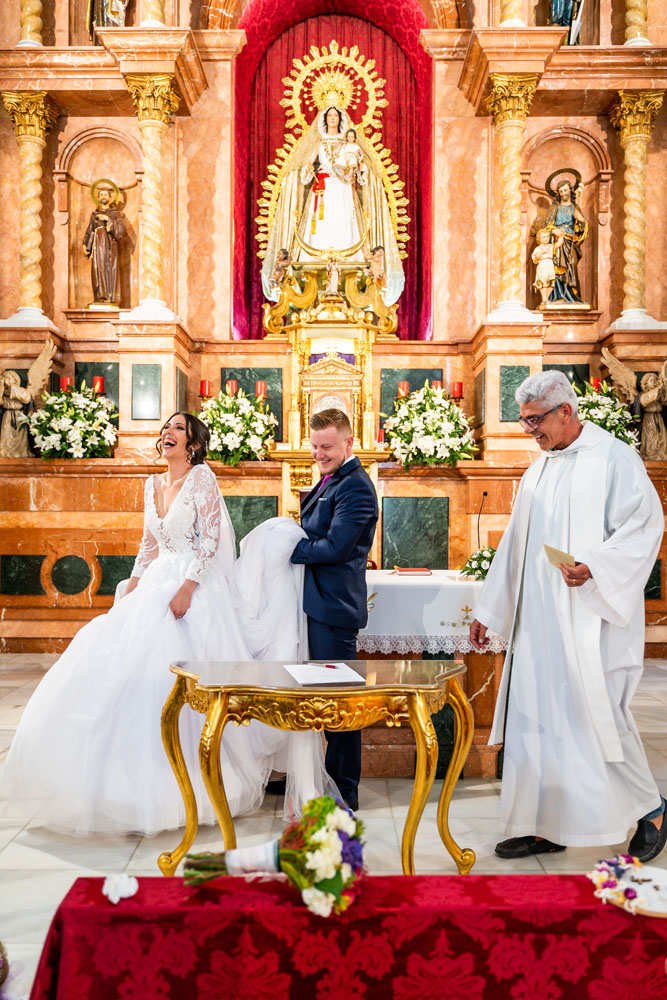 Boda en el altar de la Iglesia de los Remedios en Estepona