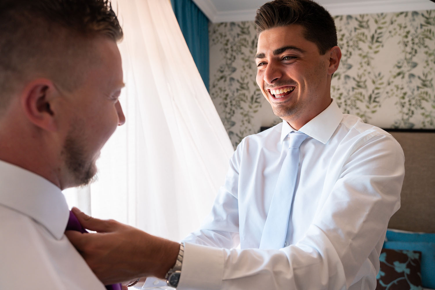 Amigos ayudan al novio en su preparación en la provincia de Málaga