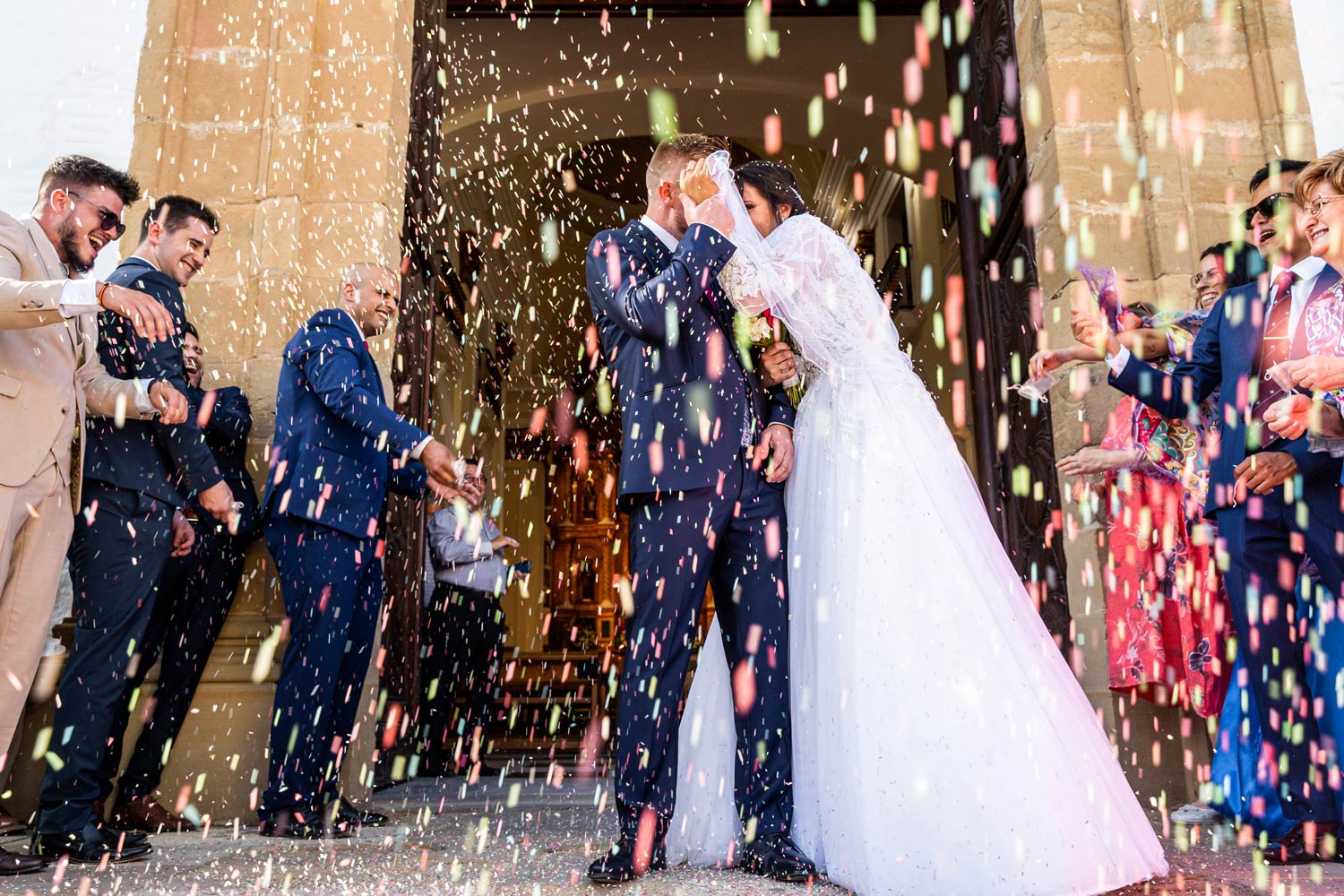 Invitados lanzan arroz de colores en boda en Estepona