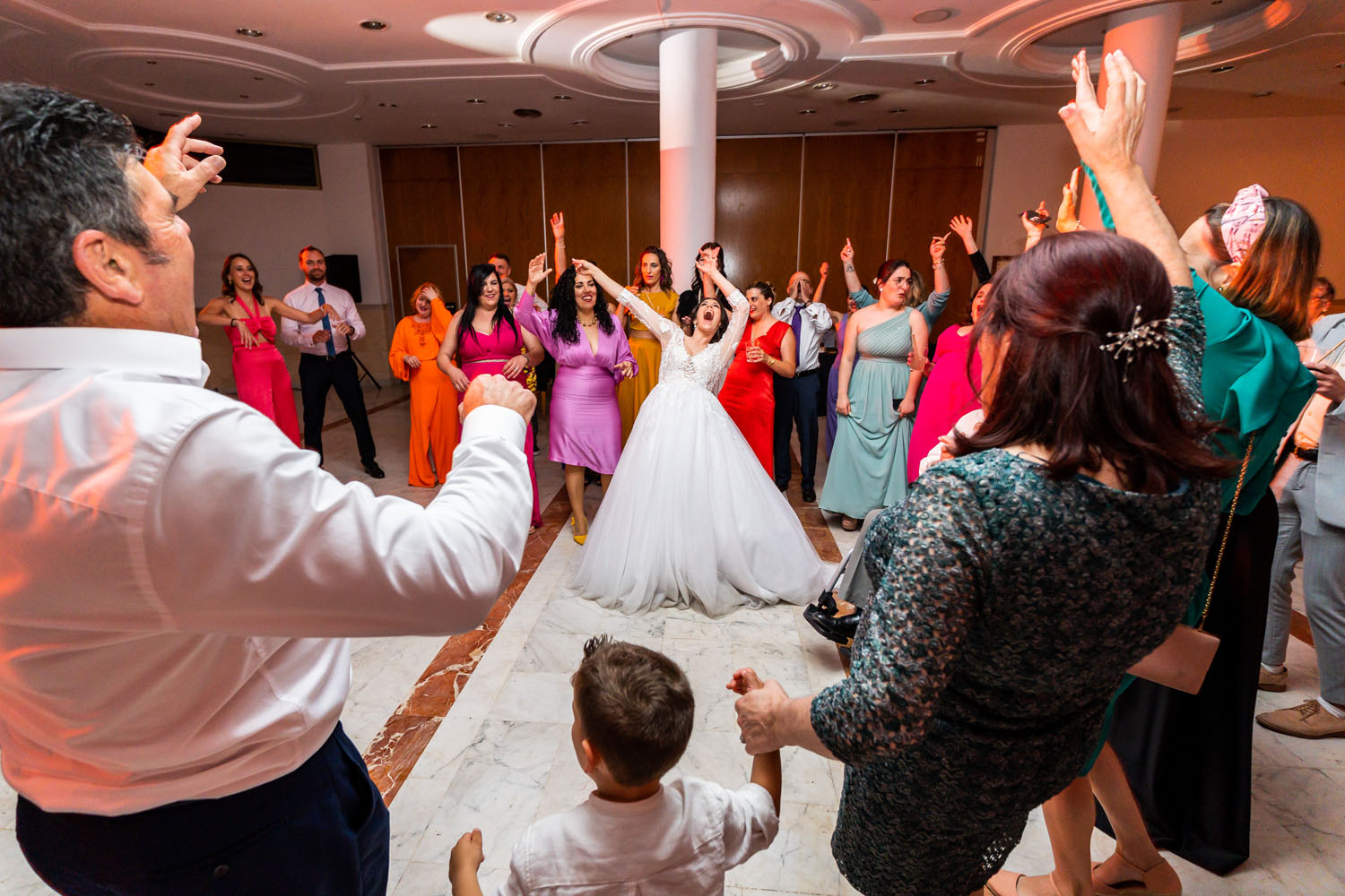 Invitados bailen durante baile de boda en la provincia de Málaga
