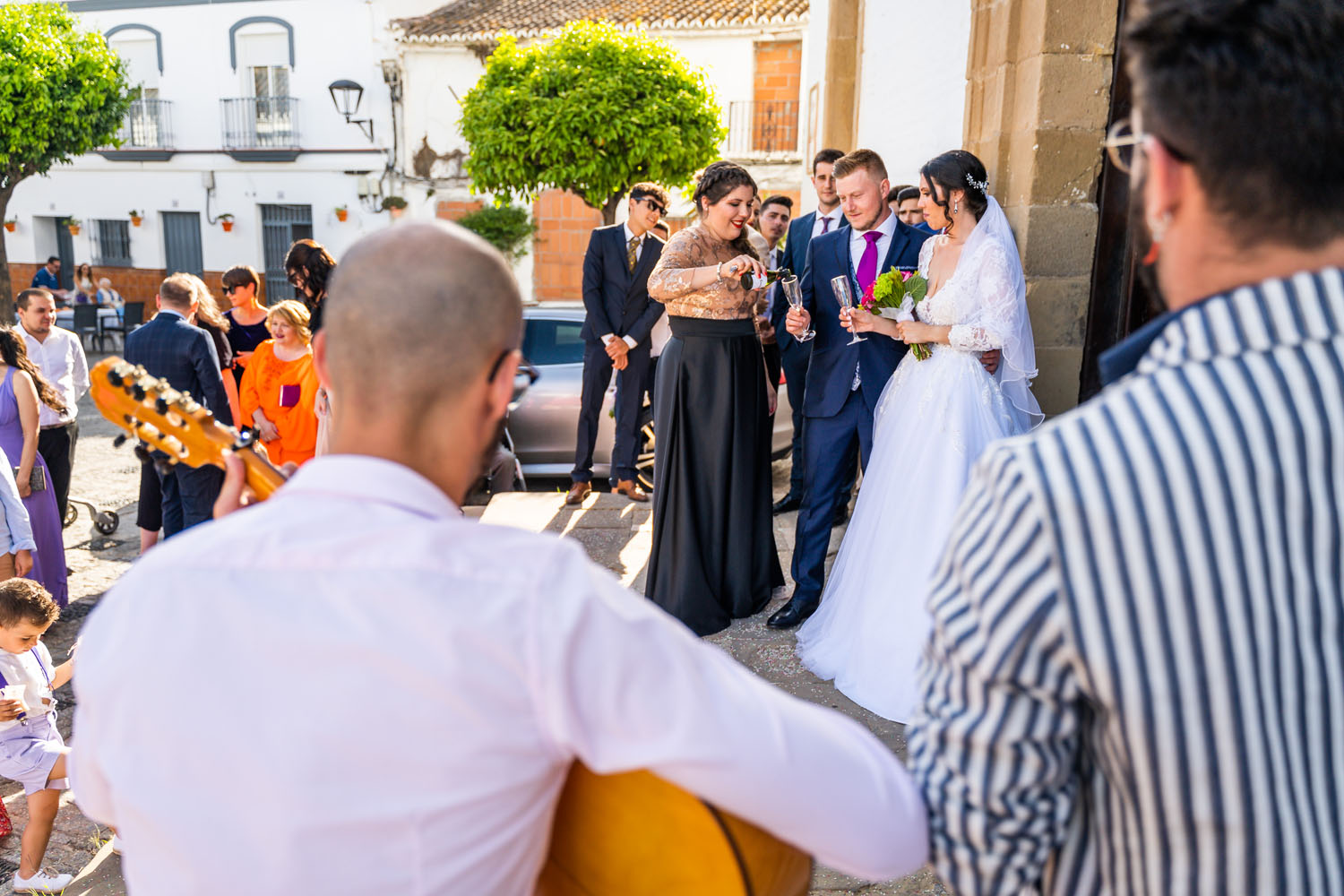 Brindis con champán a la salida de la ceremonia de boda