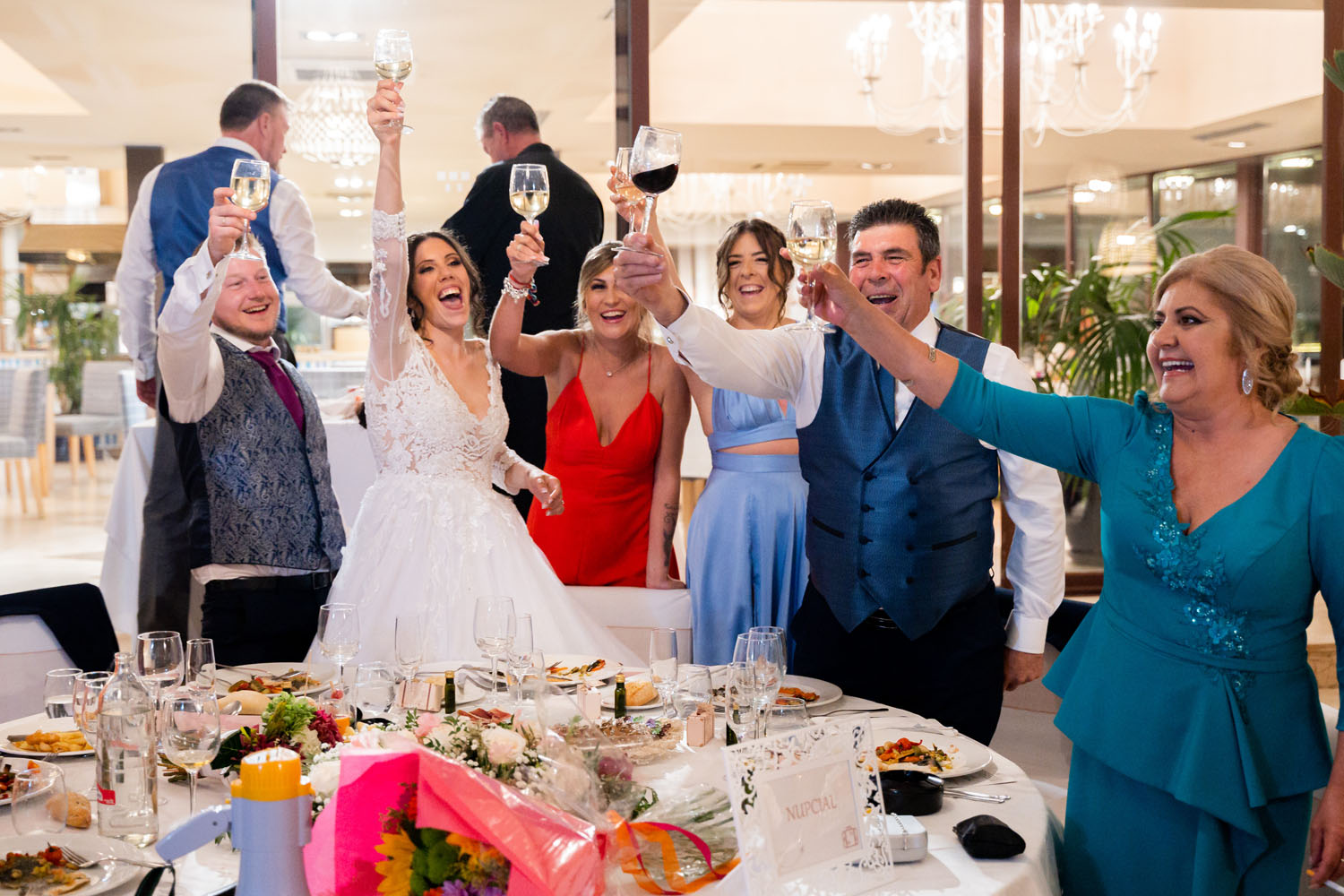 Brindis de los novios con sus padres durante el convite