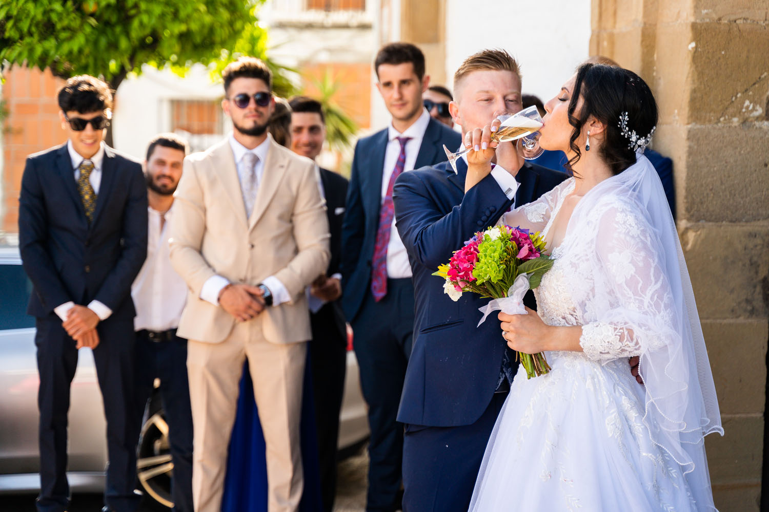 Brindis nupcial con champán en una boda en Estepona