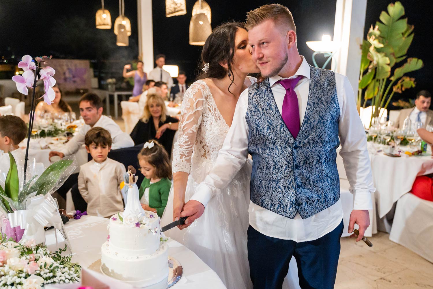 Novios cortan la tarta en su boda en Hotel Guadalmina, San Pedro