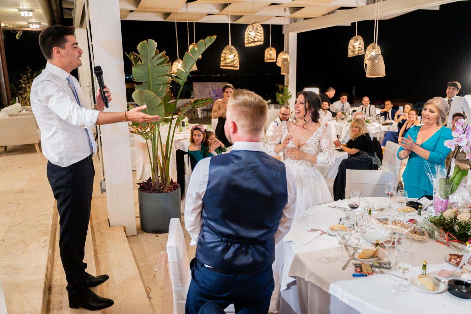 Amigos dan discursos de boda en una boda de noche en Hotel Guadalmina