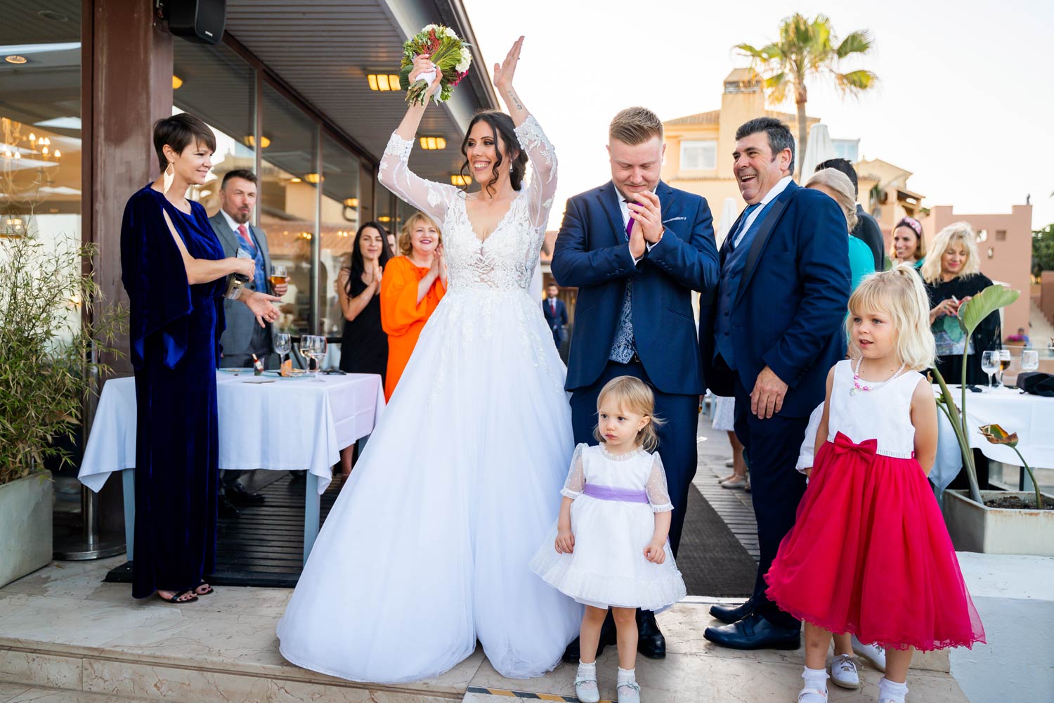 Entrada de los novios al cóctel en Hotel Guadalmina San Pedro