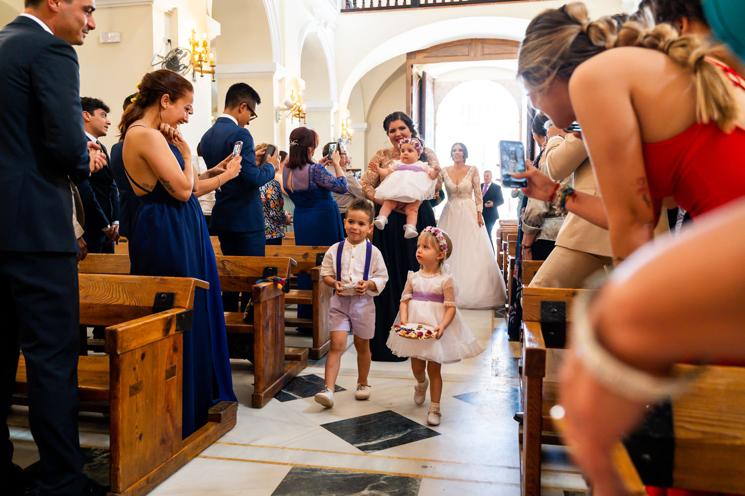 Entrada de la novia a su ceremonia de boda en Iglesia de los Remedios, Estepona