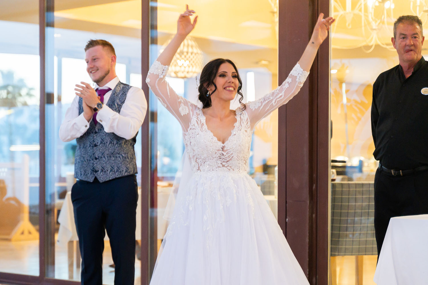 Entrada de los novios al convite de su boda en Hotel Guadalmina San Pedro