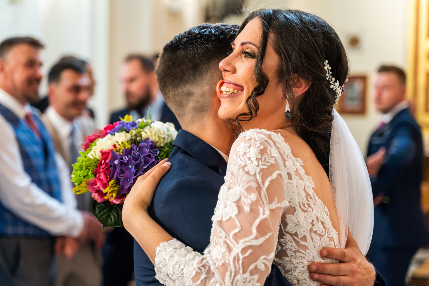 Amigos felicitan a novia en su boda en la provincia de Málaga
