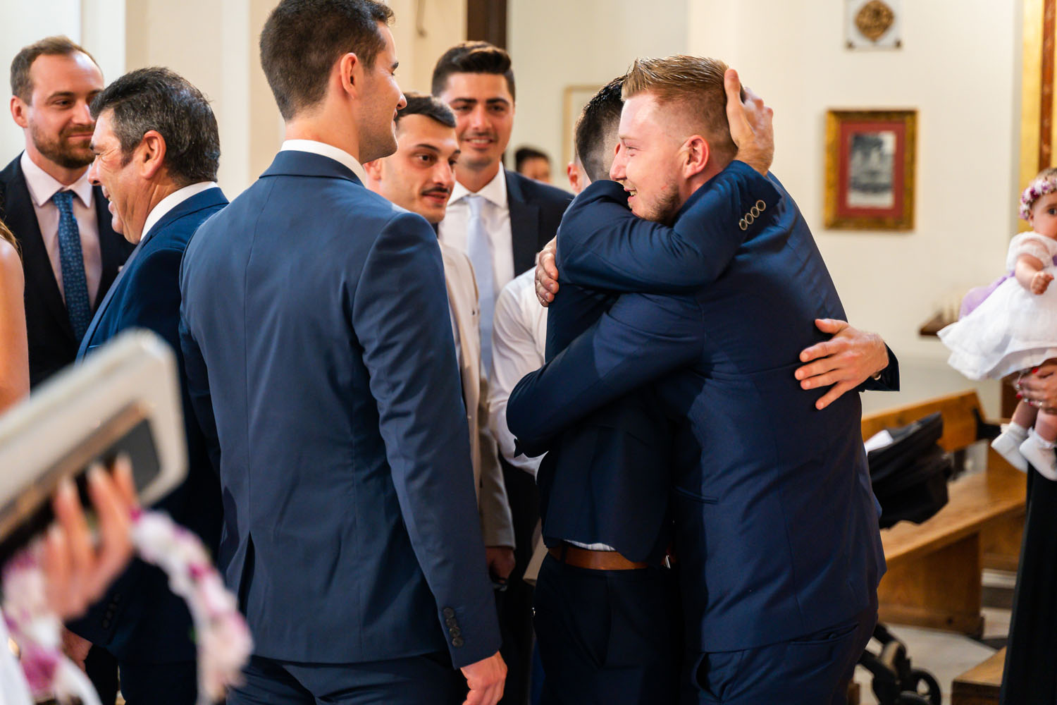 Felicitación de los amigos al novio en su boda