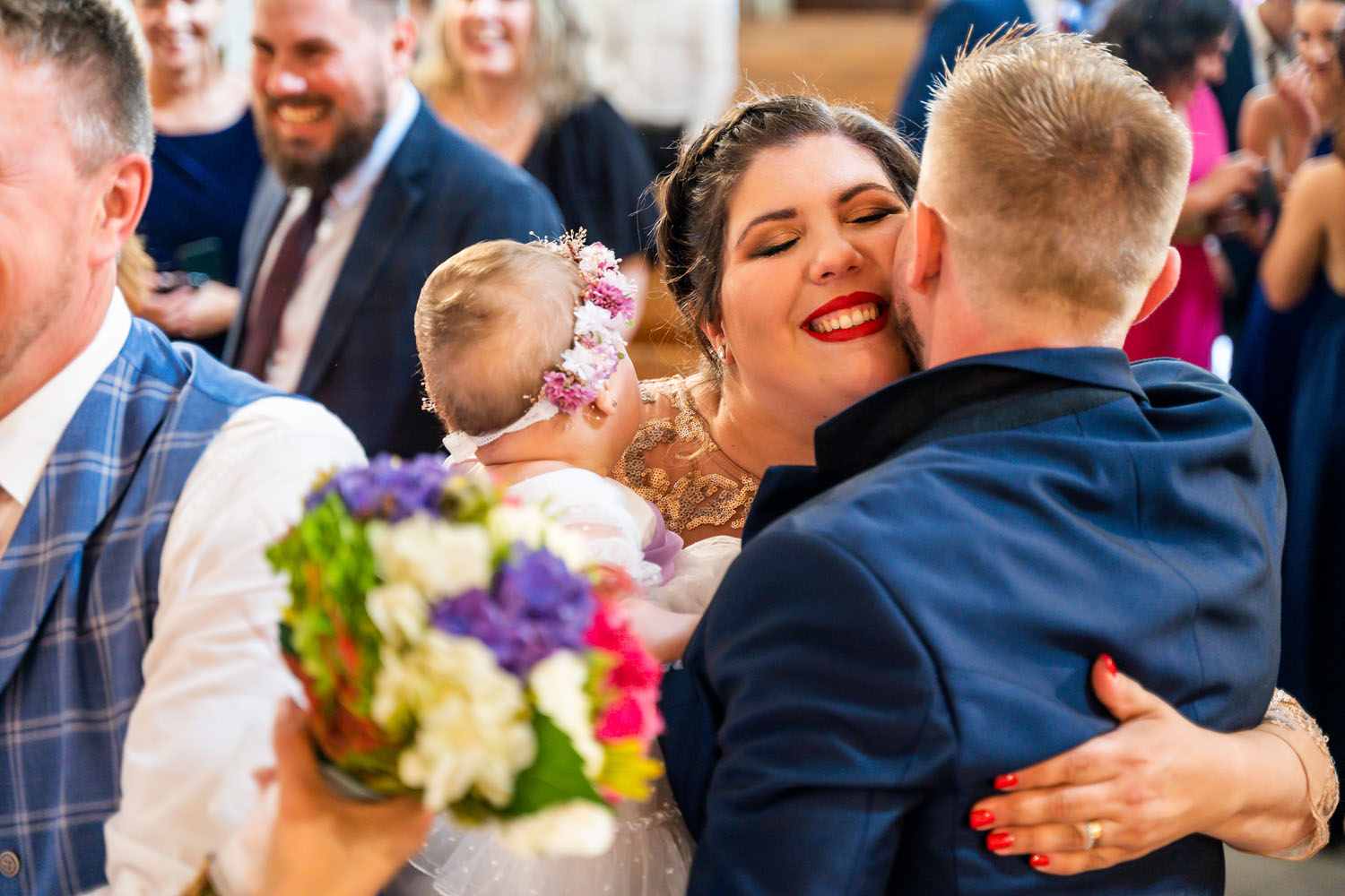 Invitados felicitan a los novios en su boda en Estepona