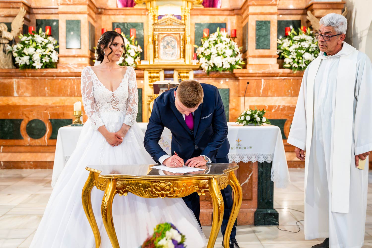 Firma de los novios en una boda religiosa